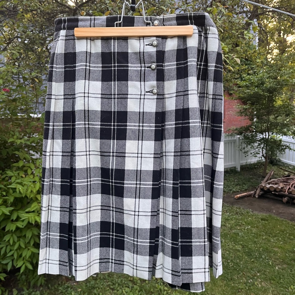 Classic Black and White Plaid Pleated Skirt